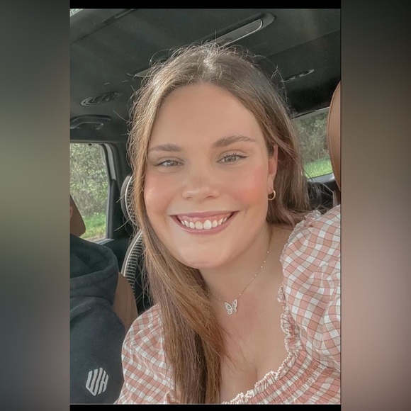 Meet your Posher, Hannah - Picture 2 of 4